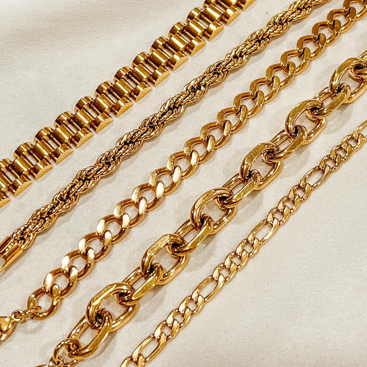 5 Essential Gold Jewelry Pieces Every Woman Should Own: From Classic to Trendy